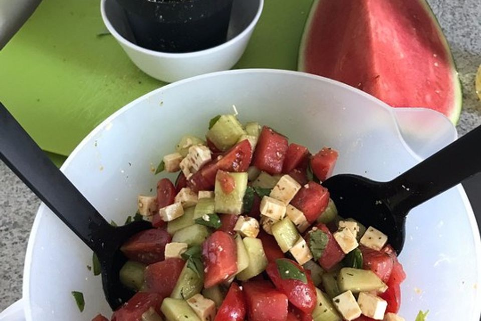 Sommerlicher Salat mit Wassermelone