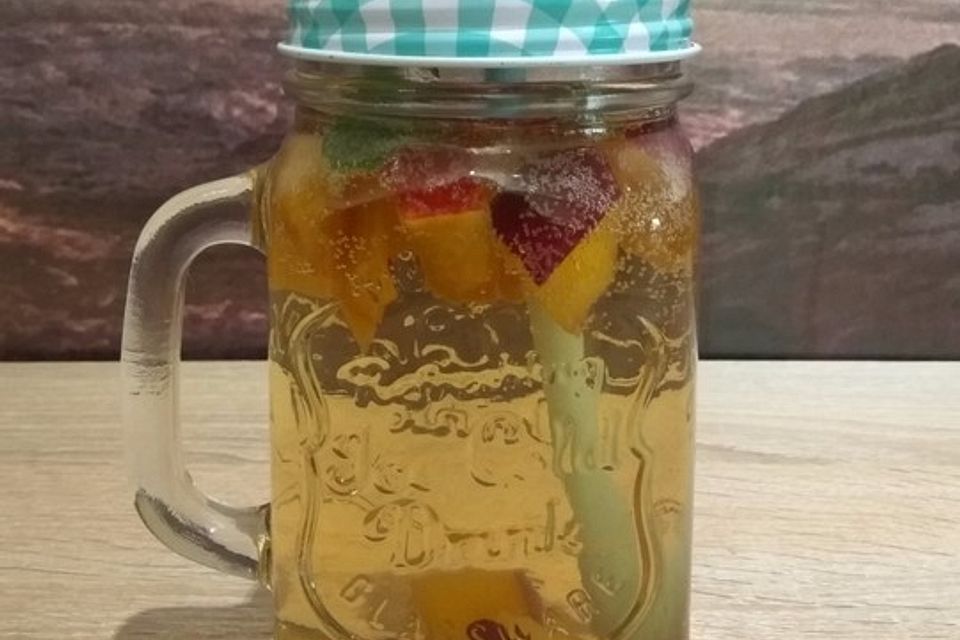 Selbst gemachte Melissen-Pfirsich-Limonade