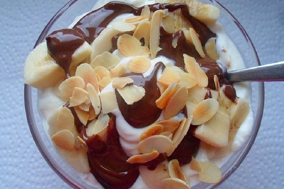 Quark-Sahne-Banane mit Schokosauce