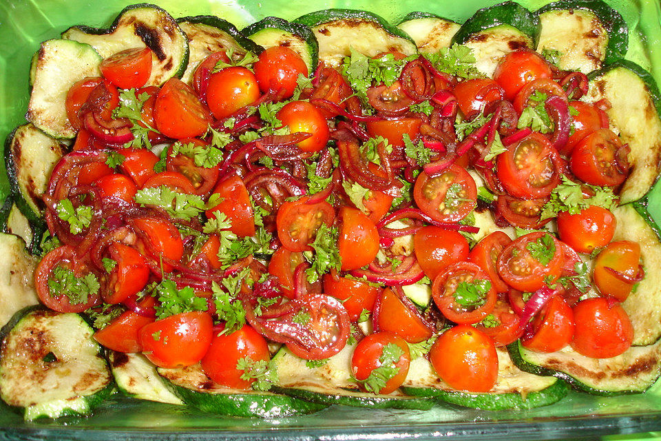 Salat mit gegrillten Zucchini und Kirschtomaten