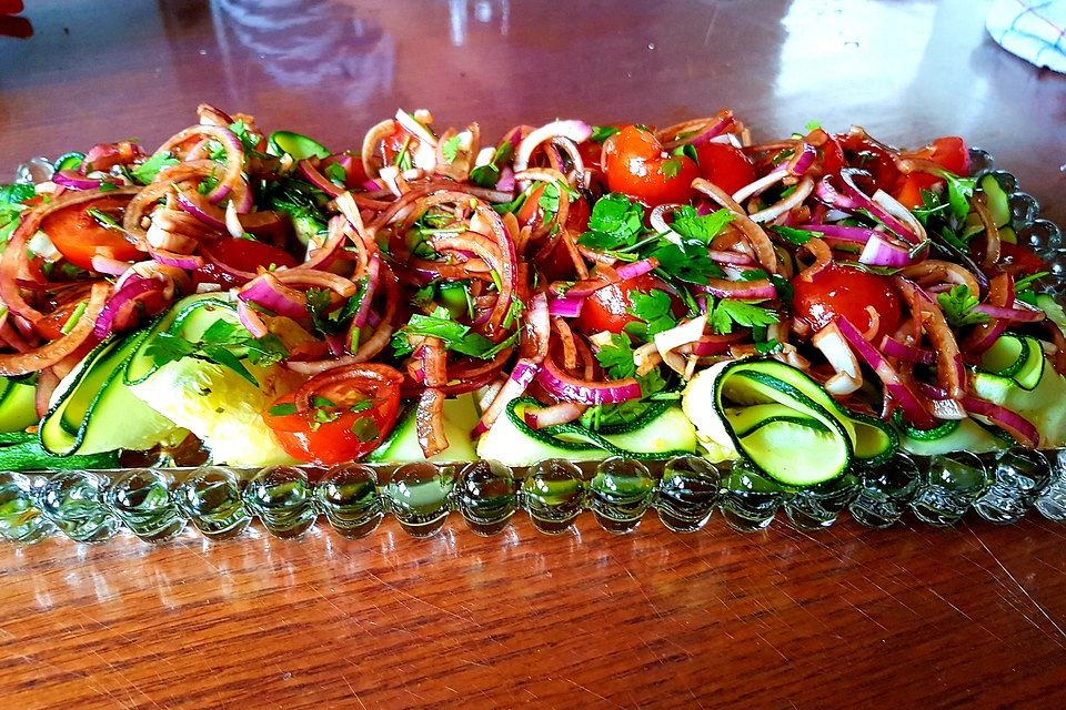 Salat mit gegrillten Zucchini und Kirschtomaten