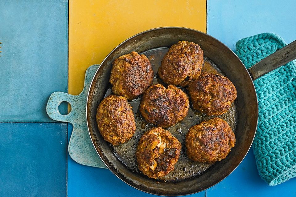 Hackbällchen gefüllt mit Pflaumen und Feta