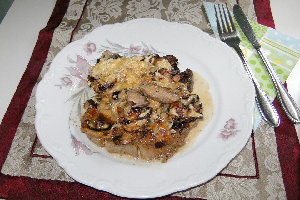 Schweinekotelett mit Champignons mit Käse gratiniert