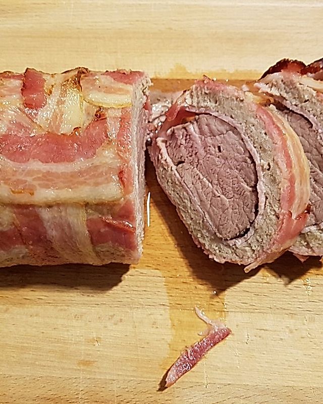 Bacon Bomb mit Schweinefilet im Mett-Schinken-Wirsing-Mantel