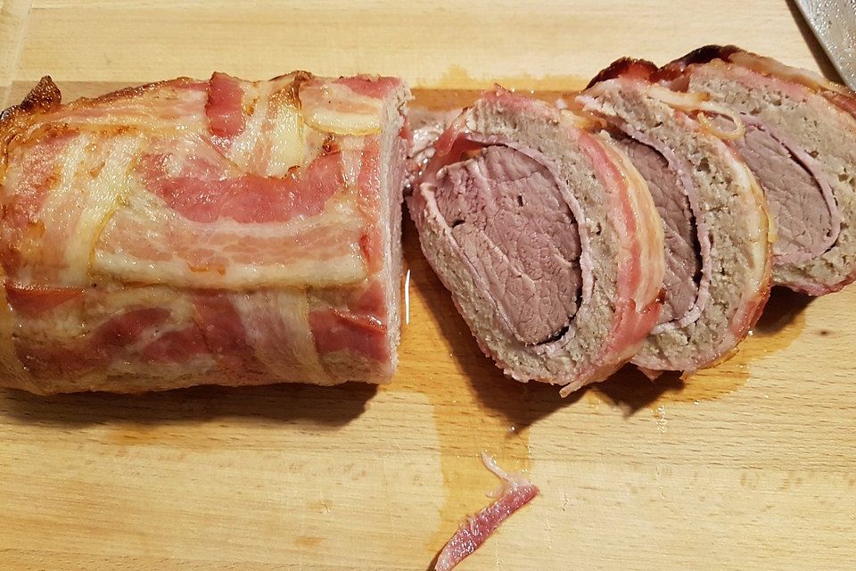 Bacon Bomb mit Schweinefilet im Mett-Schinken-Wirsing-Mantel