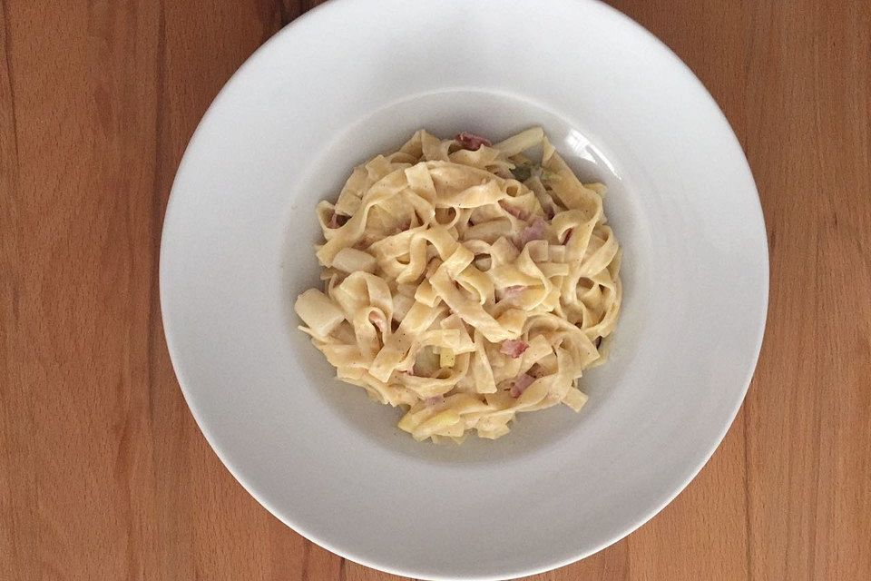 Spargel-Pasta mit Schinken und feiner Frischkäsesoße