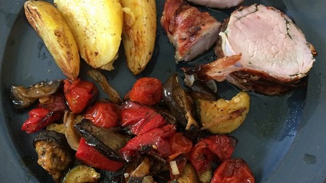 Schweinelende im Speckmantel mit Kräuterrub von Krümelita