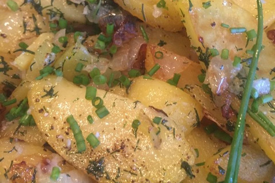 Bratkartoffeln aus rohen Kartoffeln mit Knoblauch und Dill