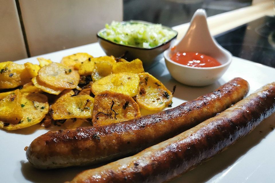 Bratkartoffeln aus rohen Kartoffeln mit Knoblauch und Dill