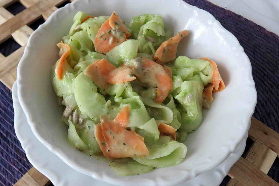 Sahne-Gurken-Möhren-Salat mit Sonnenblumenkernen