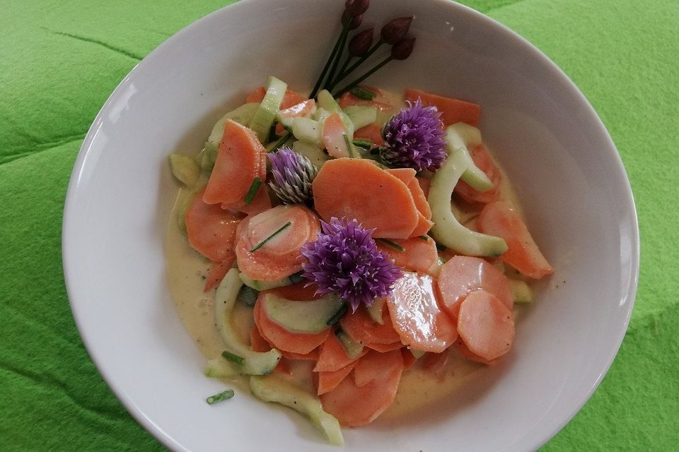 Sahne-Gurken-Möhren-Salat mit Sonnenblumenkernen