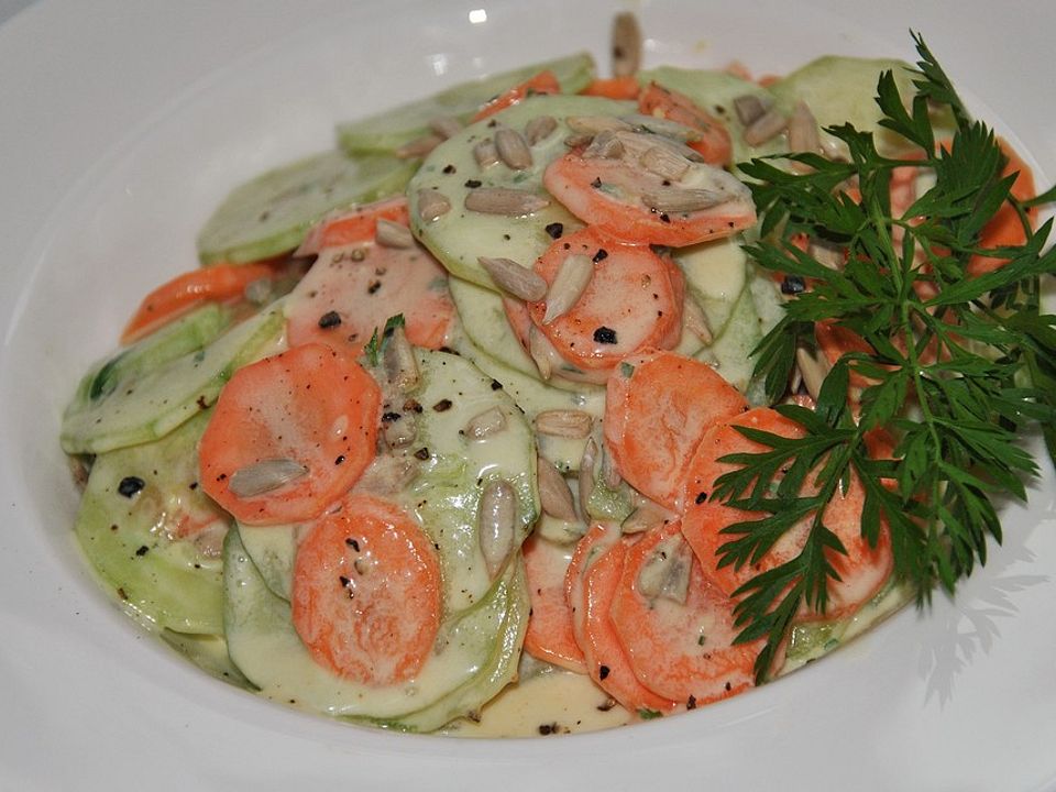 Sahne-Gurken-Möhren-Salat mit Sonnenblumenkernen von Juulee| Chefkoch