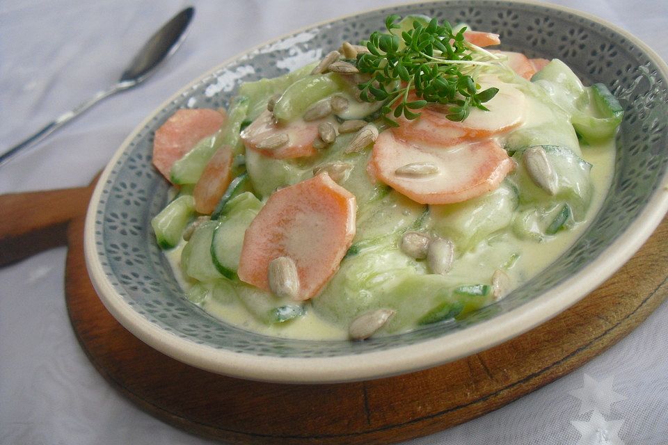 Sahne-Gurken-Möhren-Salat mit Sonnenblumenkernen