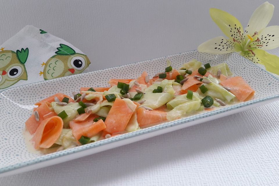 Sahne-Gurken-Möhren-Salat mit Sonnenblumenkernen