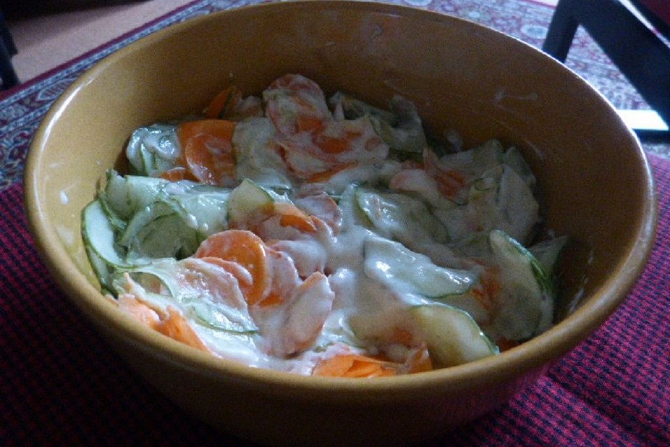 Sahne-Gurken-Möhren-Salat mit Sonnenblumenkernen