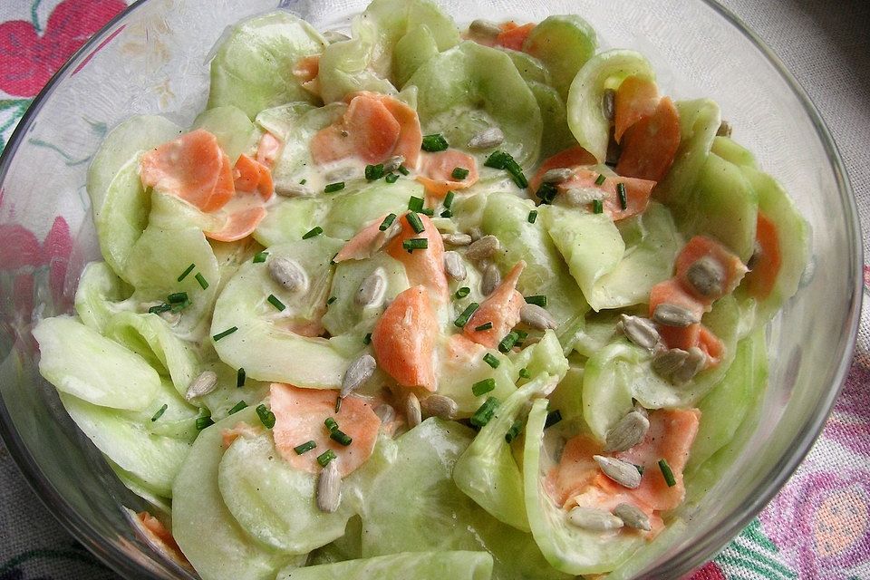 Sahne-Gurken-Möhren-Salat mit Sonnenblumenkernen