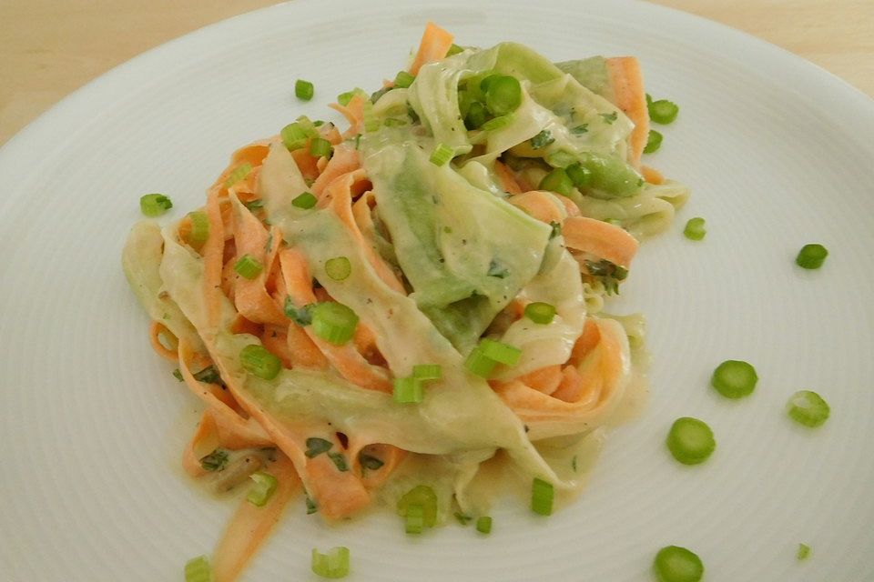 Sahne-Gurken-Möhren-Salat mit Sonnenblumenkernen