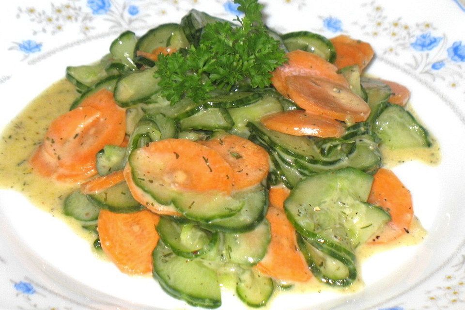 Sahne-Gurken-Möhren-Salat mit Sonnenblumenkernen