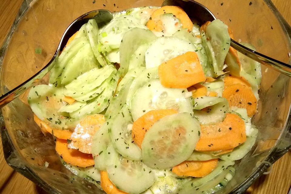 Sahne-Gurken-Möhren-Salat mit Sonnenblumenkernen