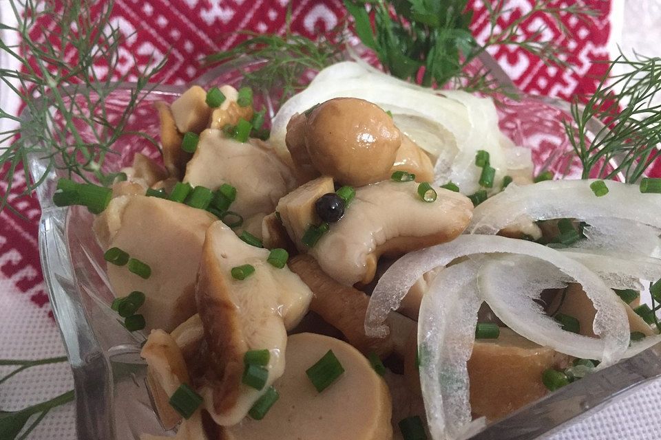 Marinierte Pilze mit Zwiebeln Marinierte Pilze mit Zwiebeln