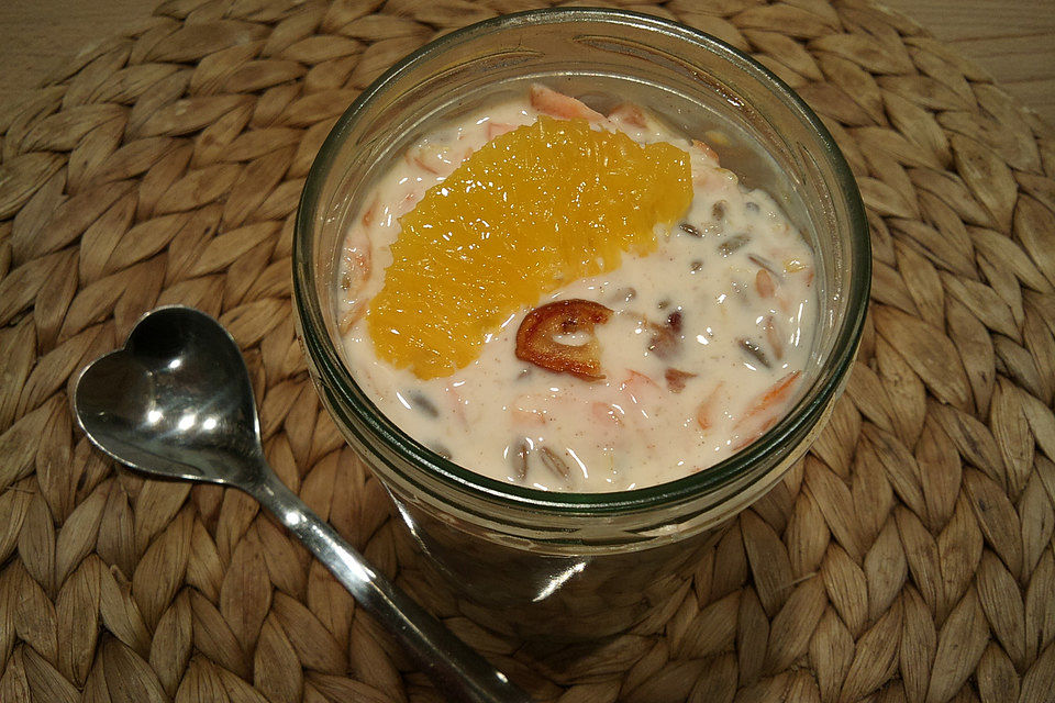 Möhren-Orangen-Frühstücksjoghurt mit Roggensprossen