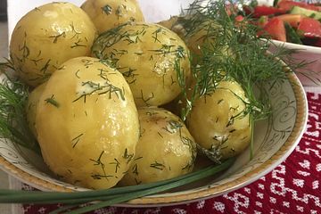 Frühkartoffeln mit Crème fraîche und Dill