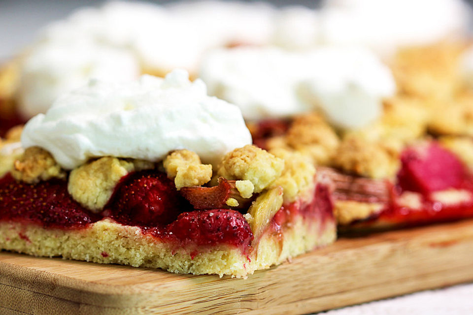 Rhabarber-Erdbeer-Kuchen mit Streuselteig