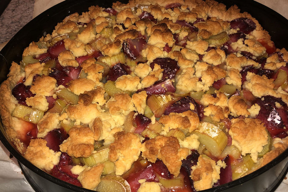 Rhabarber-Erdbeer-Kuchen mit Streuselteig