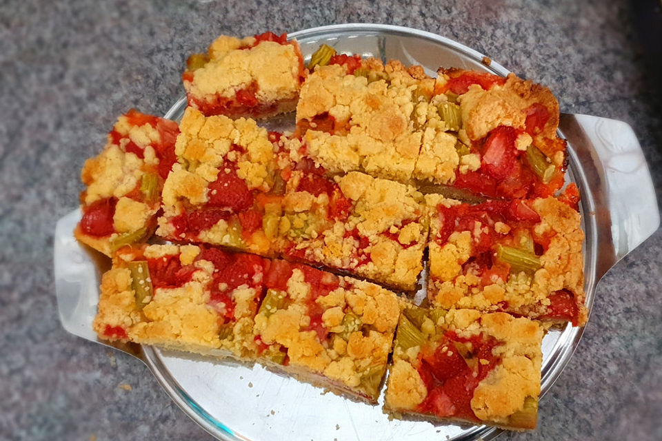 Rhabarber-Erdbeer-Kuchen mit Streuselteig