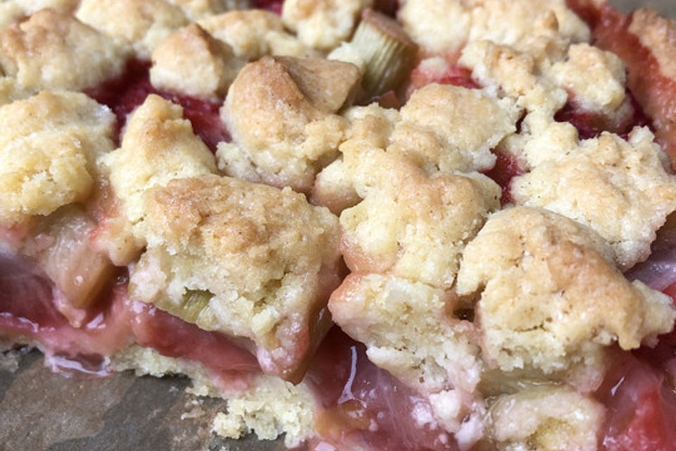 Rhabarber-Erdbeer-Kuchen mit Streuselteig