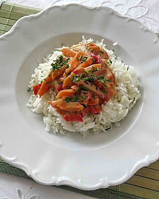Möhren-Paprika-Gemüse in Erdnussbuttersauce und Reis