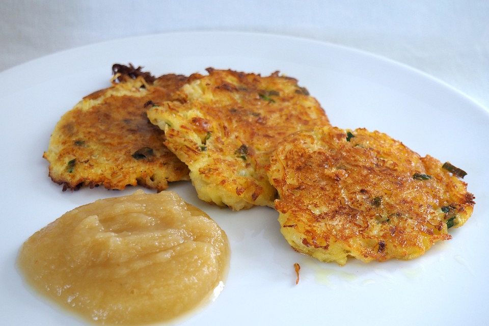 Sauerkraut-Kartoffelpuffer mit Apfelmus