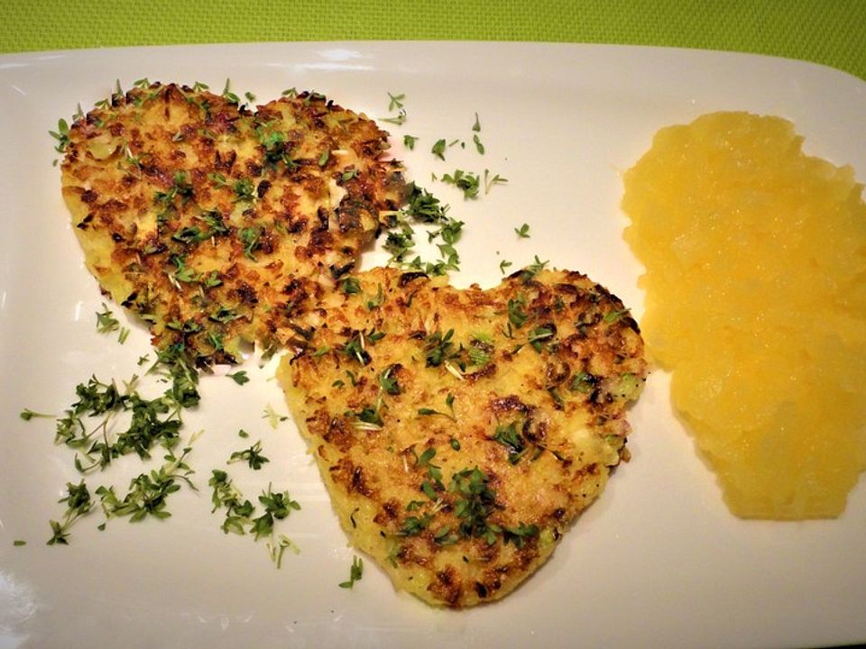 Sauerkraut-Kartoffelpuffer mit Apfelmus von trekneb | Chefkoch