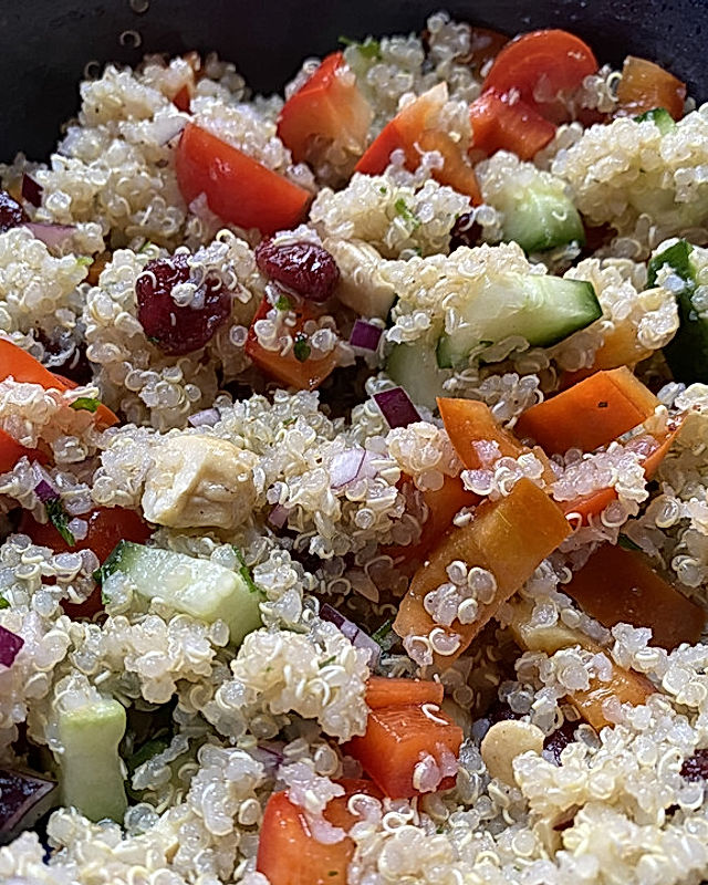 Säuerlich-orientalischer Quinoa-Salat