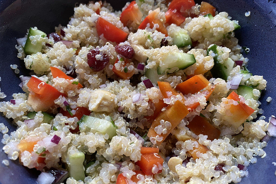 Säuerlich-orientalischer Quinoa-Salat