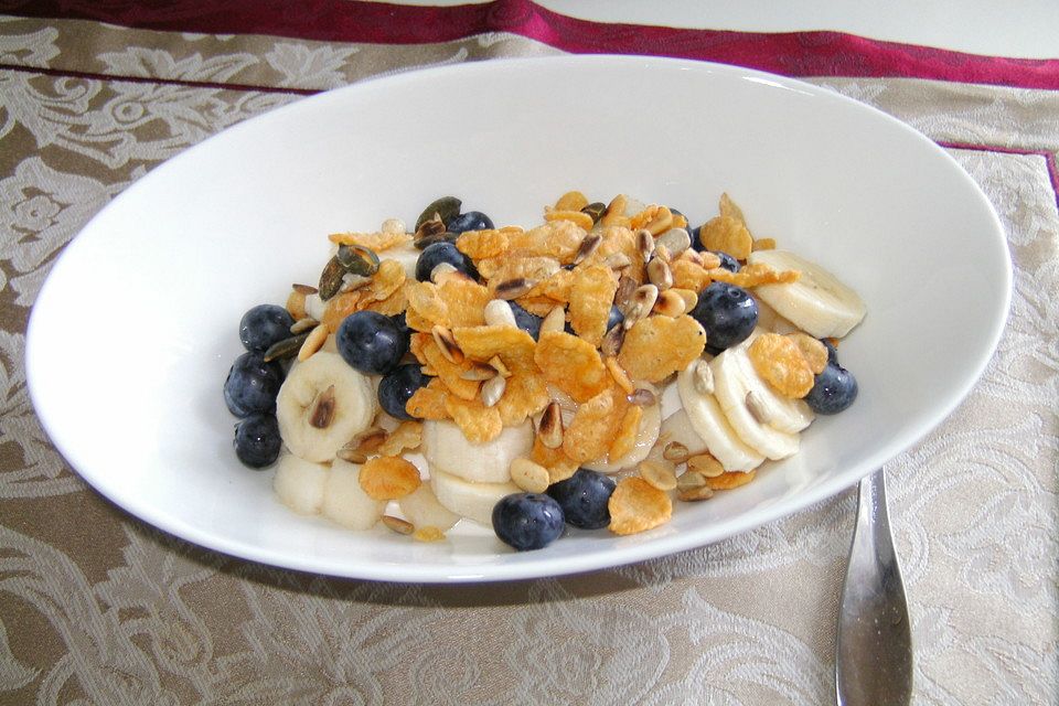 Obstquark mit Cornflakes und Körnern