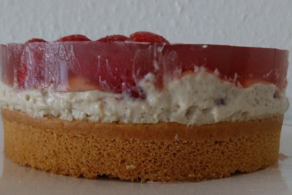 Veganer Erdbeerkuchen mit Biskuitboden und Pudding