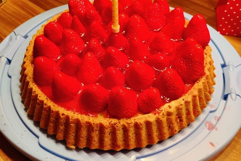 Veganer Erdbeerkuchen mit Biskuitboden und Pudding