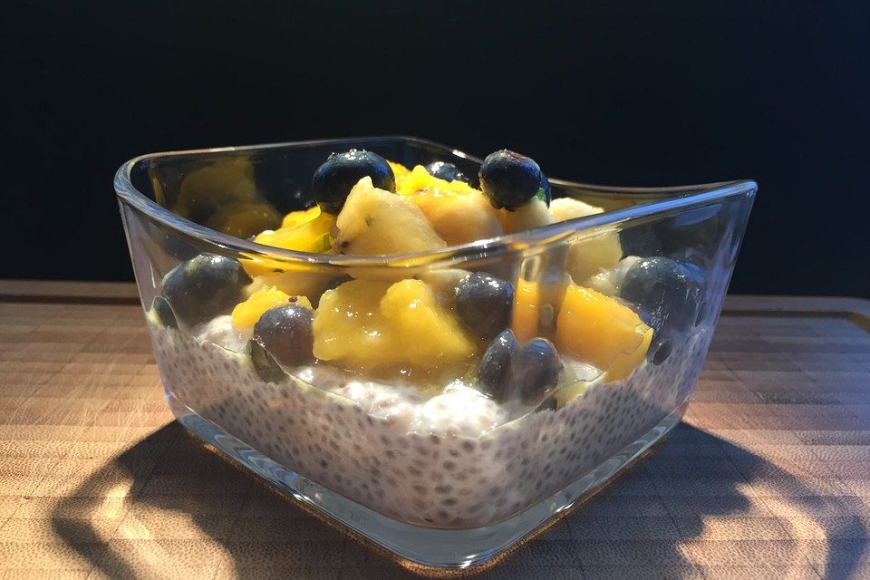 Chia Pudding mit Mango und Kokosmilch