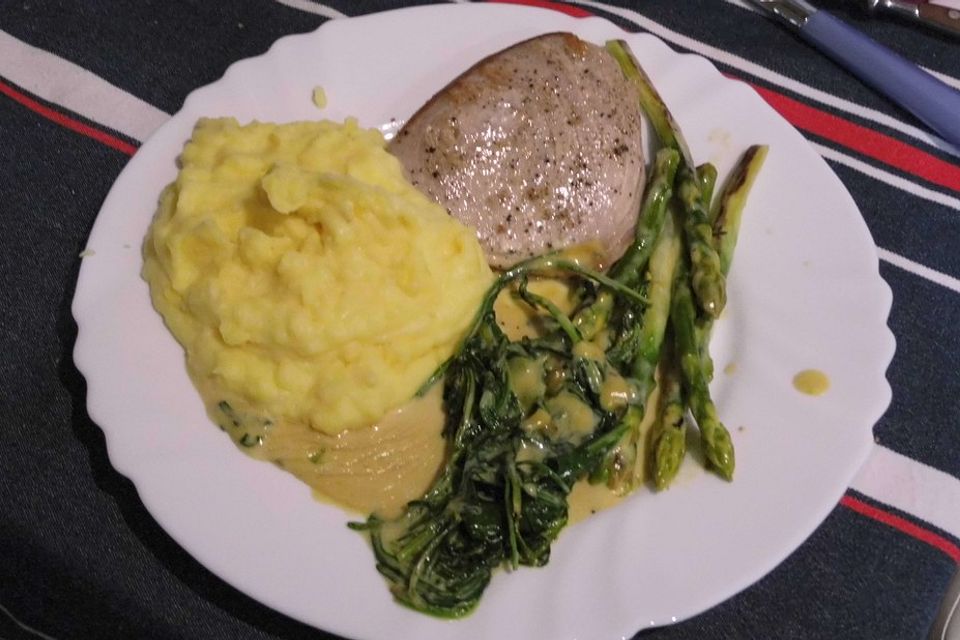 Thunfisch-Steak mit Gemüse und grüner Sahne