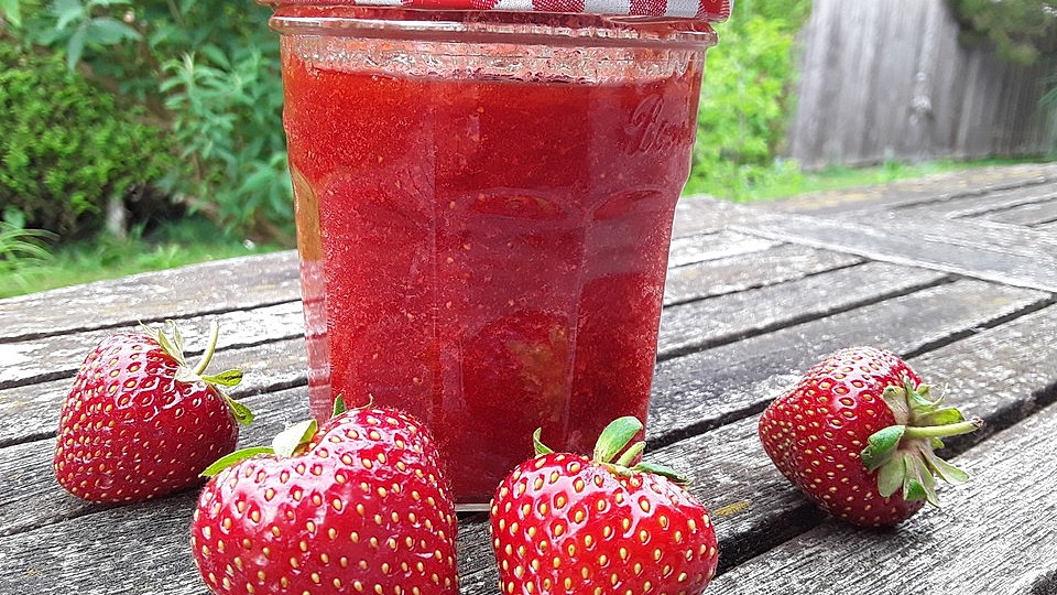 Erdbeermarmelade ganz simpel selber machen von Nocys_selbestgemachtes