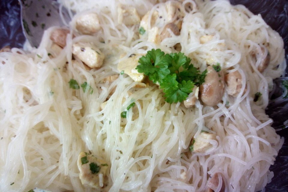 Einfacher Glasnudelsalat mit Champignons und Hähnchen