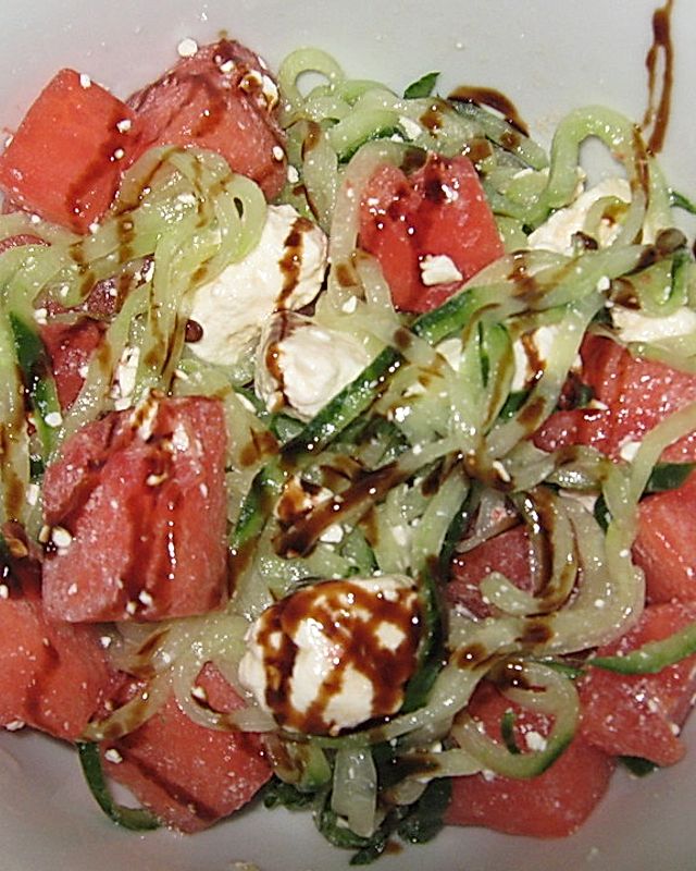 Schneller Wassermelonen-Feta-Salat mit Gurken-Spaghetti