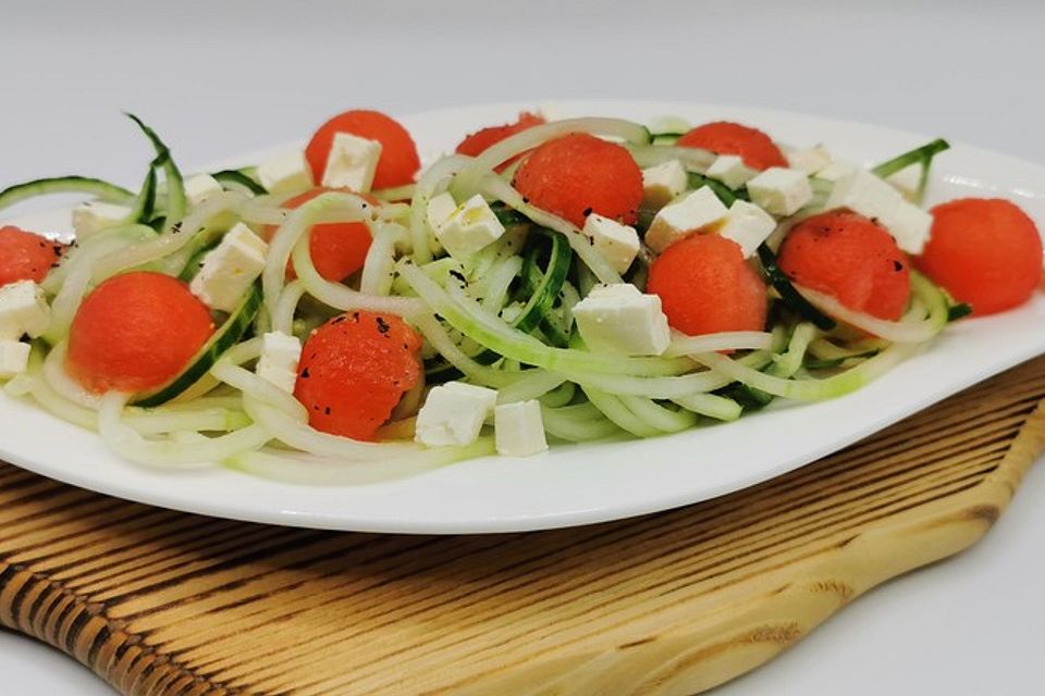 Schneller Wassermelonen-Feta-Salat mit Gurken-Spaghetti