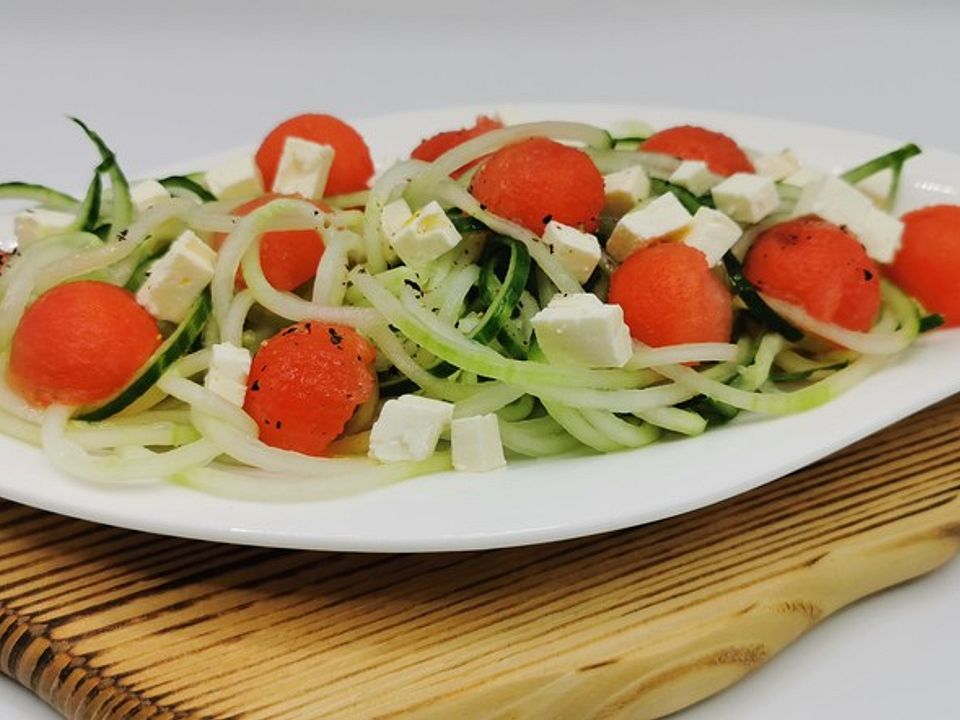 Schneller Wassermelonen-Feta-Salat mit Gurken-Spaghetti von ...
