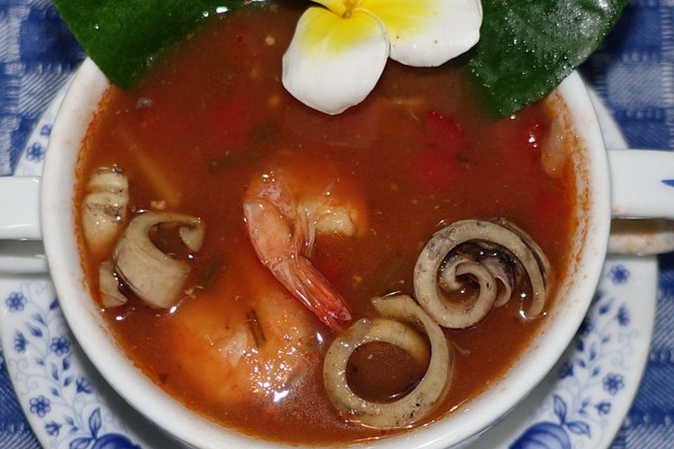 Feurige, rote Seafood-Suppe Kuta indah