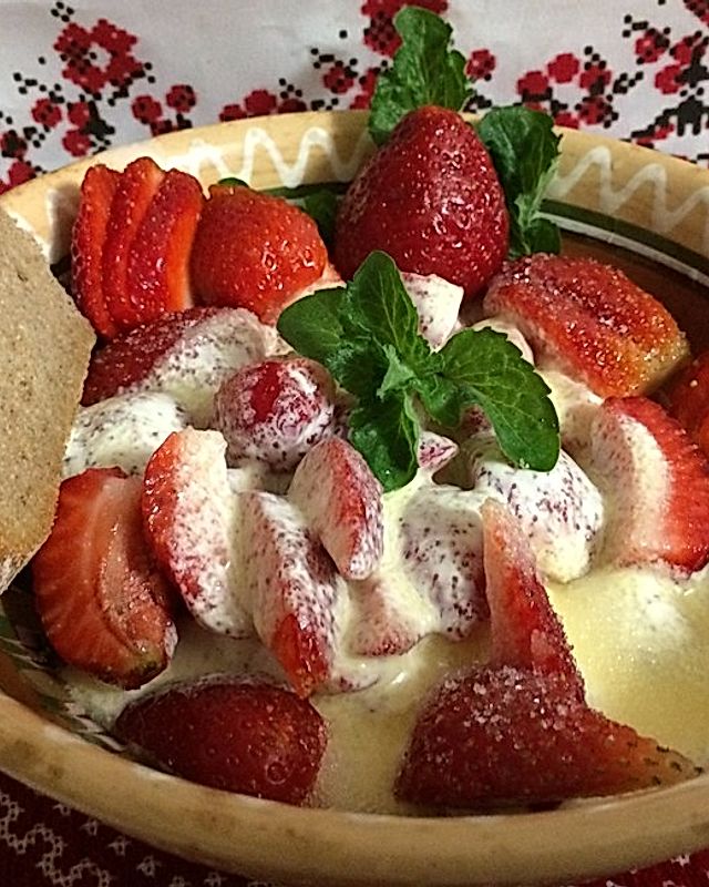 Erdbeeren mit Crème fraîche und dunklem Brot