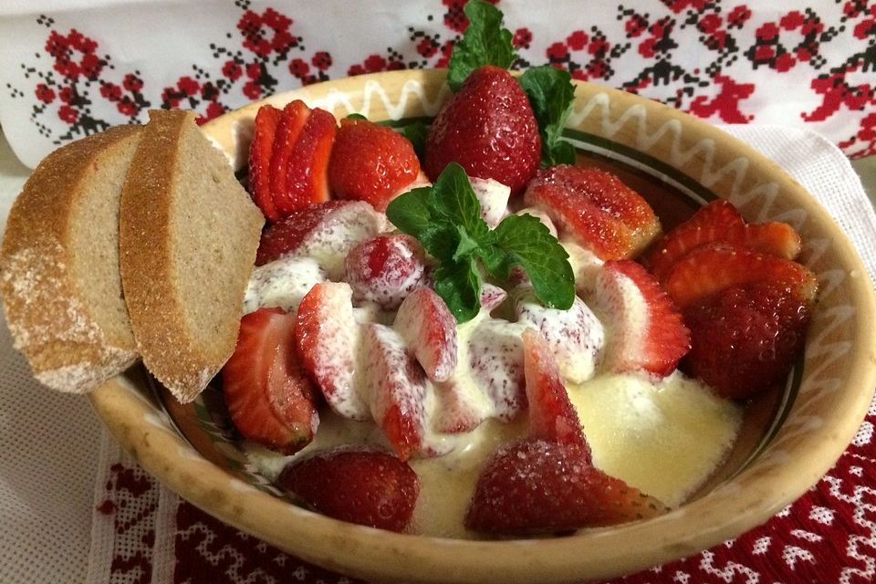 Erdbeeren mit Crème fraîche und dunklem Brot