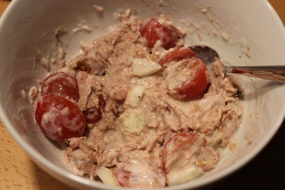 Thunfisch-Tomaten-Zwiebel-Salat