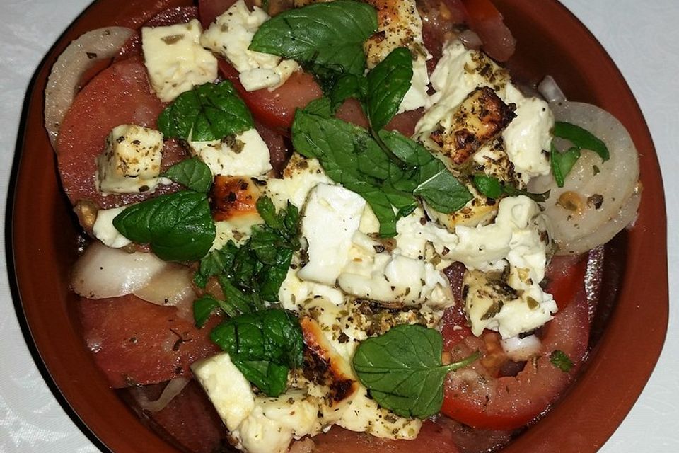 Tomatensalat mit gegrilltem Feta-Käse